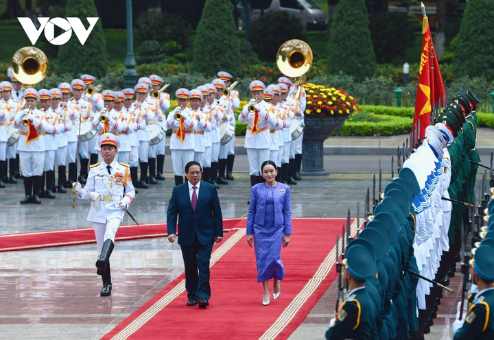 Thủ tướng Phạm Minh Chính mời Thủ tướng Thái Lan duyệt đội Danh dự Quân đội nhân dân Việt Nam.