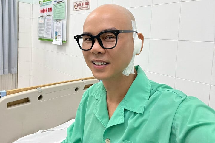 Ca sĩ Phan Đinh Tùng trong bệnh viện. Ảnh: FBNV