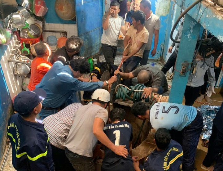 Hàng chục cán bộ chiến sĩ và người dân tham gia giải cứu 2 cha con bị rơi xuống giếng. (Ảnh: CTV)