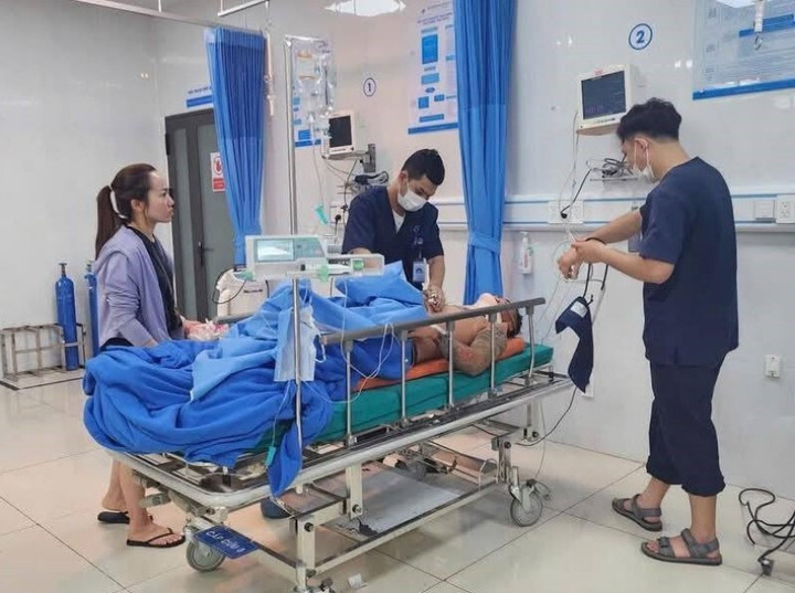 Ngay sau khi được đưa lên mặt đất, các nạn nhân đã được đưa đến bệnh viện để kiểm tra, chăm sóc sức khỏe. (Ảnh: CTV)