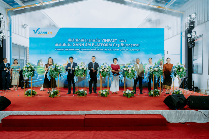 Ông Nguyễn Văn Duy, Bí thư thứ Nhất, Đại sứ quán Việt Nam tại Lào (thứ 3 từ trái sang) cùng đại diện GSM và các vị đại biểu cắt băng khai trương cửa hàng VinFast đầu tiên tại Lào.