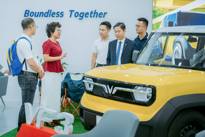 Khách hàng được tư vấn và trải nghiệm thực tế hai mẫu xe điện VinFast VF 3 và VF 5 tại sự kiện.