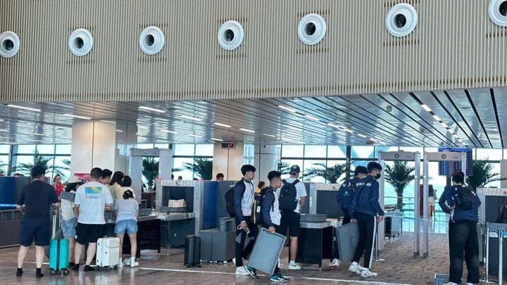Hành khách tại nhà ga T3 sáng 17/5. (Ảnh: L.T)