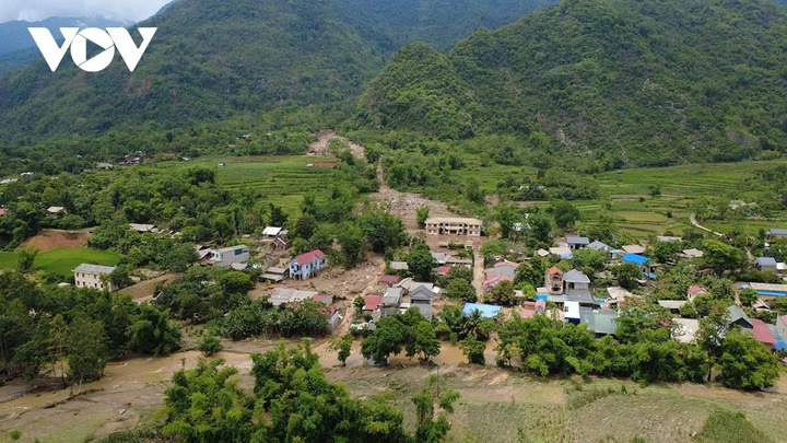 Khoảng 23h ngày 17/5/2025, trận lũ ống kinh hoàng bất ngờ đổ xuống thôn Tẩn Lượt, xã Đồng Phúc, huyện Ba Bể, cuốn theo lượng lớn đất đá từ đầu nguồn con suối nhỏ phía sau thôn.