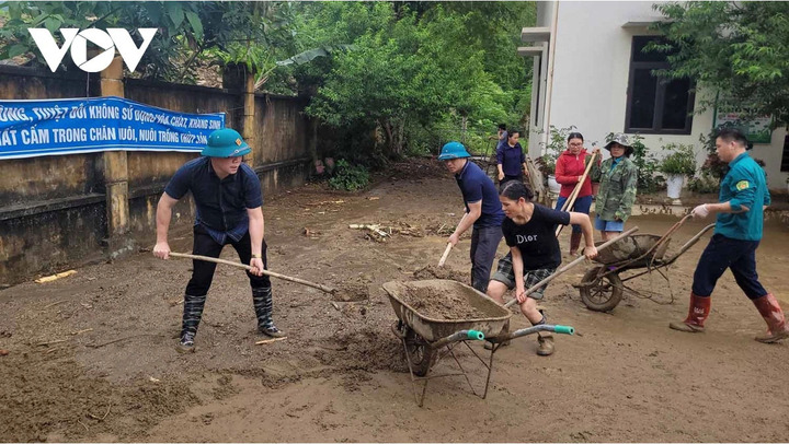 Cán bộ sở Y tế Bắc Kạn tổ chức dọn dẹp bùn đất tại Trạm Y tế xã Đồng Phúc, Ba Bể nhằm đảm bảo công tác khám chữa bệnh sau lũ.