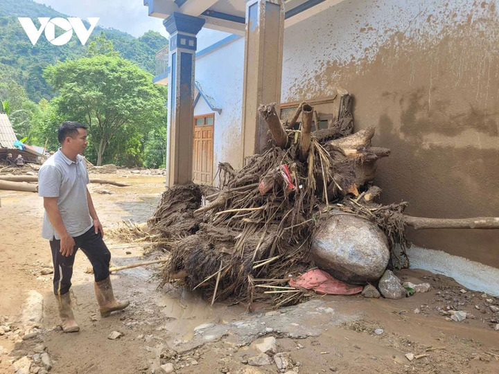 Một ngôi nhà bị lũ cuốn qua.