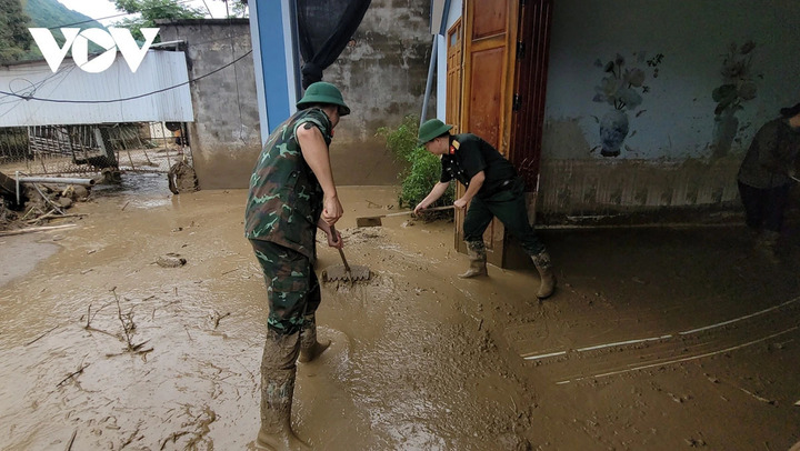 Bộ đội khẩn trương có mặt tại hiện trường.