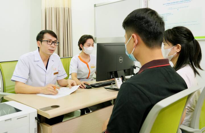 ThS.BS Đinh Hữu Việt tư vấn sức khoẻ cho người bệnh.