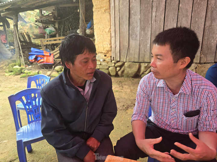 Anh Lý Phùng Khỉn (bên trái) chia sẻ những mất mát.