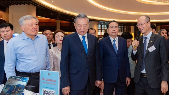 General Secretary To Lam, leaders of the Party and State; leaders of ministries, departments and National Assembly deputies visited the exhibition booth of FPT Group.