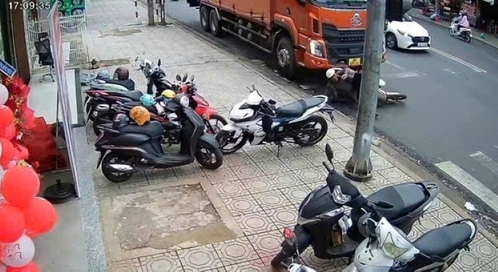 Camera ghi lại hình ảnh thời điểm xe tải "trôi" tự do tông trúng xe máy (Ảnh cắt từ clip)