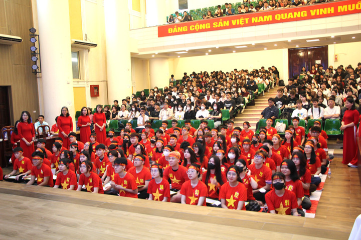 Cuộc thi Rung chuông vàng tiếng Anh 2025 với 100 sinh viên trường ĐH Kinh doanh và Công nghệ Hà Nội tham dự.