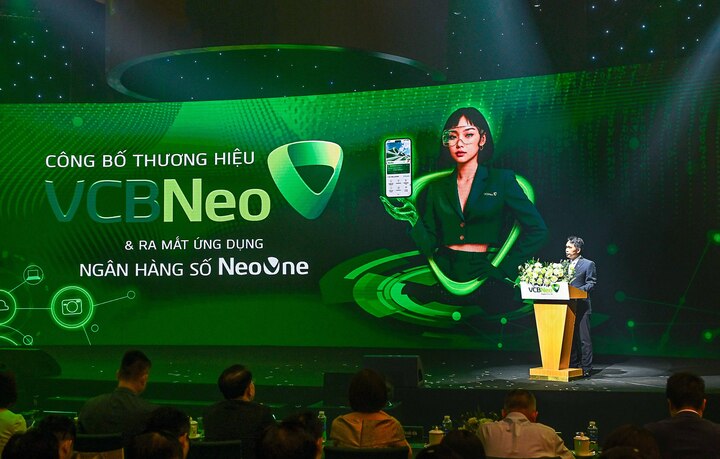 Ông Nguyễn Mạnh Hùng - Thành viên Hội đồng quản trị Vietcombank, Chủ tịch Hội đồng thành viên VCBNeo - phát biểu chia sẻ về định hướng chiến lược, mục tiêu phát triển của VCBNeo.