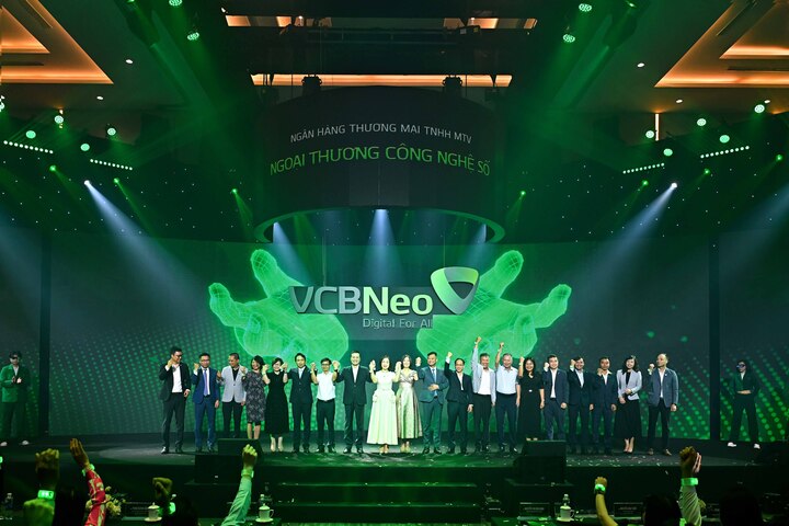 Các đại biểu và khách mời chụp hình lưu niệm và cùng tương tác, trải nghiệm những dấu ấn công nghệ số tại sự kiện công bố thương hiệu VCBNeo và ứng dụng ngân hàng số NeoOne.