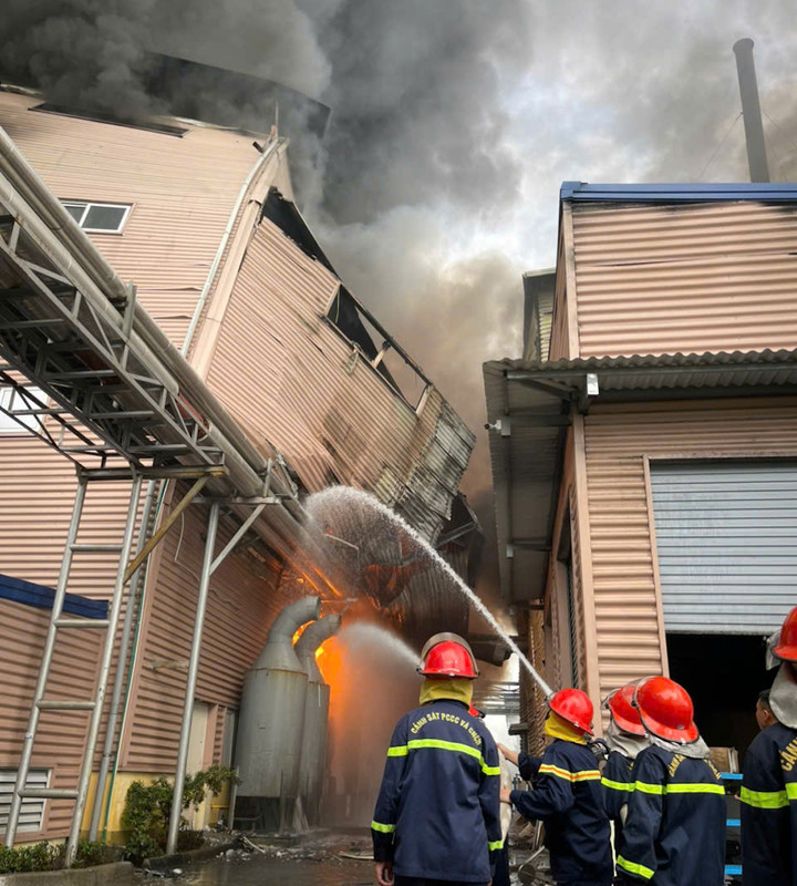 Lực lượng Cảnh sát Phòng cháy chữa cháy và cứu nạn cứu hộ khống chế ngọn lửa