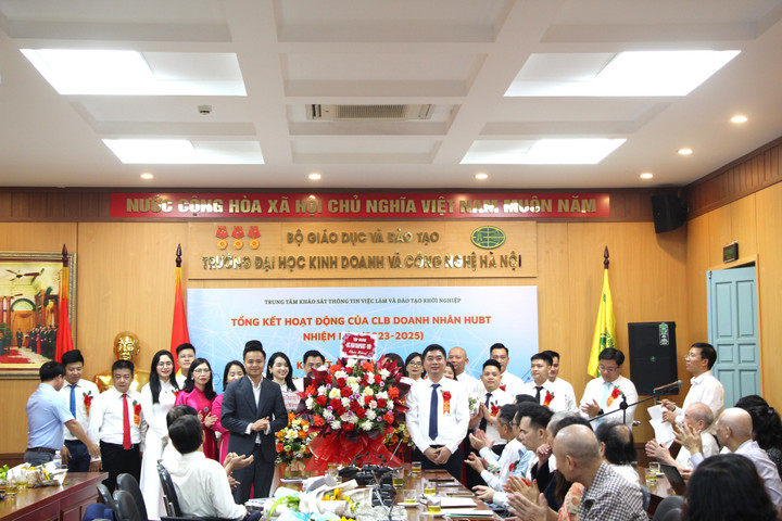 Các đơn vị chúc mừng nhiệm kỳ mới của CLB doanh nhân HUBT.