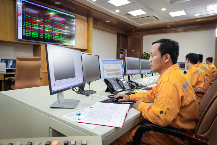 Các cán bộ, kỹ sư điều hành hoạt động của Nhà máy Xử lý khí Dinh Cố.