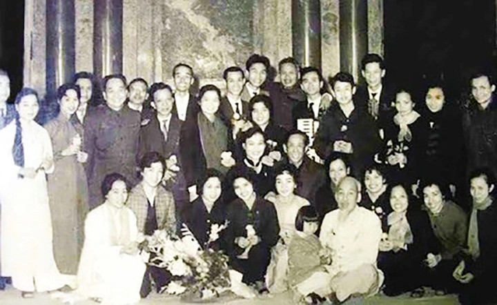 Bác Hồ với cán bộ, phóng viên, nghệ sĩ Đài Tiếng nói Việt Nam năm 1967 (Ảnh tư liệu)