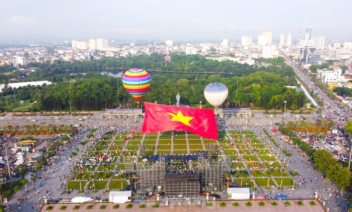 Sáng 19/5, tỉnh Nghệ An tổ chức Lễ chào cờ và bay đại kỳ Tổ quốc tại Quảng trường Hồ Chí Minh (TP Vinh). Sự kiện đặc biệt này là một trong những điểm nhấn của Lễ hội Làng Sen toàn quốc 2025.