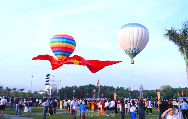 Rất đông người dân có mặt từ sáng sớm để chiêm ngưỡng khoảnh khắc đặc biệt này.