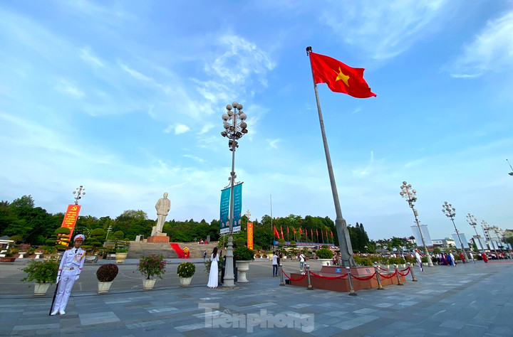 Buổi Lễ chào cờ và bay đại kỳ Tổ quốc là hoạt động trọng đại và đầy ý nghĩa nhằm kỷ niệm 135 năm Ngày sinh Chủ tịch Hồ Chí Minh (19/5/1890 - 19/5/2025). Đây không chỉ là một nghi lễ thiêng liêng, thể hiện lòng yêu nước và tinh thần trách nhiệm của mỗi người dân Việt Nam, tri ân công lao to lớn của Chủ tịch Hồ Chí Minh mà còn là khoảnh khắc để mỗi chúng ta cùng nhau nhắc nhớ về trách nhiệm, niềm tự hào dân tộc và quyết tâm nỗ lực cống hiến xây dựng quê hương, đất nước ngày càng giàu mạnh.