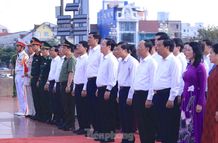 Trước khi diễn ra lễ bay đại kỳ Tổ quốc, các đại biểu thành kính dâng hoa trước anh linh của Chủ tịch Hồ Chí Minh, bày tỏ lòng biết ơn vô hạn và sự kính trọng sâu sắc đối với tư tưởng vĩ đại và cuộc đời vô cùng cao đẹp của Chủ tịch Hồ Chí Minh - Lãnh tụ thiên tài của cách mạng Việt Nam, Anh hùng giải phóng dân tộc, Danh nhân văn hóa kiệt xuất.