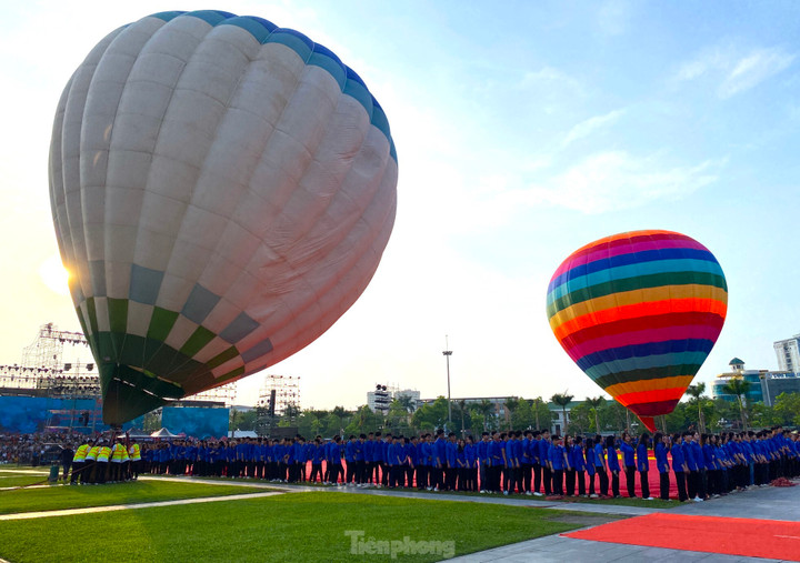 Các đoàn viên thanh niên tỉnh Nghệ An cầm chắc lá đại kỳ chuẩn bị cho nghi thức bay đại kỳ Tổ quốc.