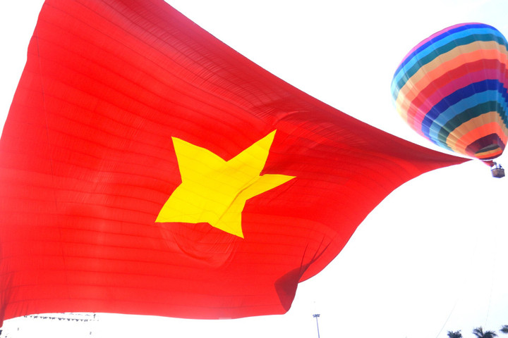 Đại kỳ Tổ quốc tung bay trên Quảng trường Hồ Chí Minh.