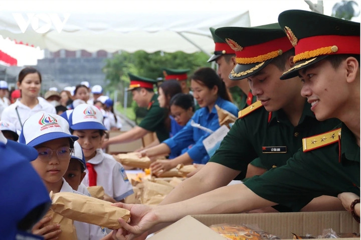 Vào ngày sinh nhật Bác, người dân vào Lăng viếng Bác được phát bánh và nước miễn phí.