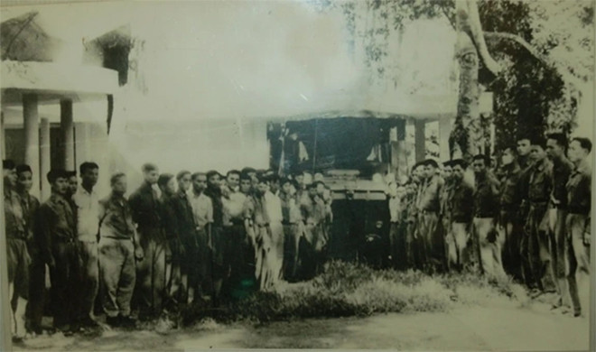 Chiếc xe Pap và cán bộ, nhân viên, chiến sĩ Đoàn 69 (đơn vị tiền thân của Bộ Tư lệnh Lăng Chủ tịch Hồ Chí Minh) trong một lần di chuyển thi hài Chủ tịch Hồ Chí Minh từ 75A lên K84.