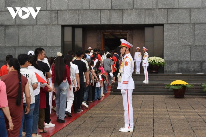 50 năm qua, Lăng Chủ tịch Hồ Chí Minh luôn mở cửa để đón hàng triệu đồng bào Việt Nam và bạn bè quốc tế.