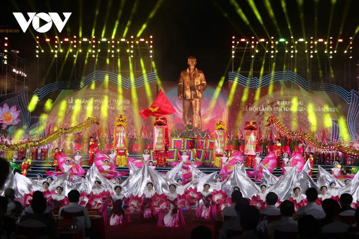 Năm nay đúng dịp kỷ niệm 135 năm ngày sinh của Người, Bộ Công an phối hợp với tỉnh Nghệ An khánh thành tượng đài “Bác Hồ về thăm quê”, được đặt tại sân vận động làng Sen - nơi mà Bác đã nói chuyện với Nhân dân trong 2 lần về thăm quê ấy