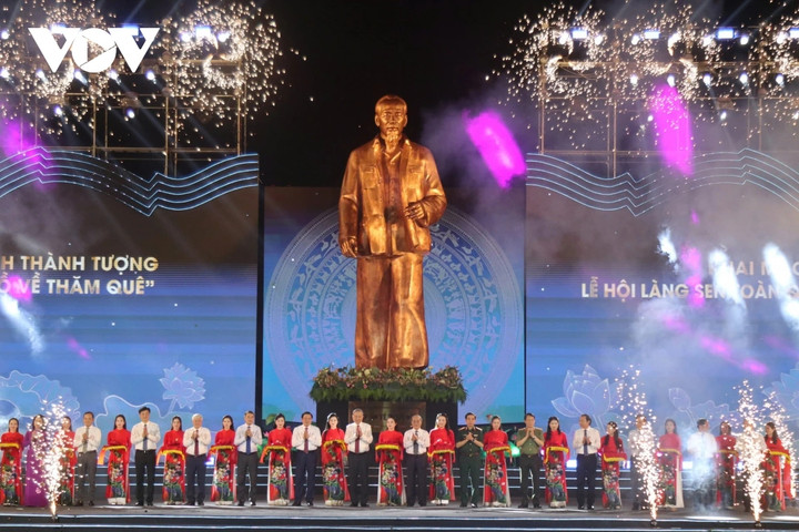 Tổng Bí thư Tô Lâm cùng các đồng chí lãnh đạo Đảng, Nhà nước cắt băng khánh thành tượng đài "Bác Hồ về thăm quê".