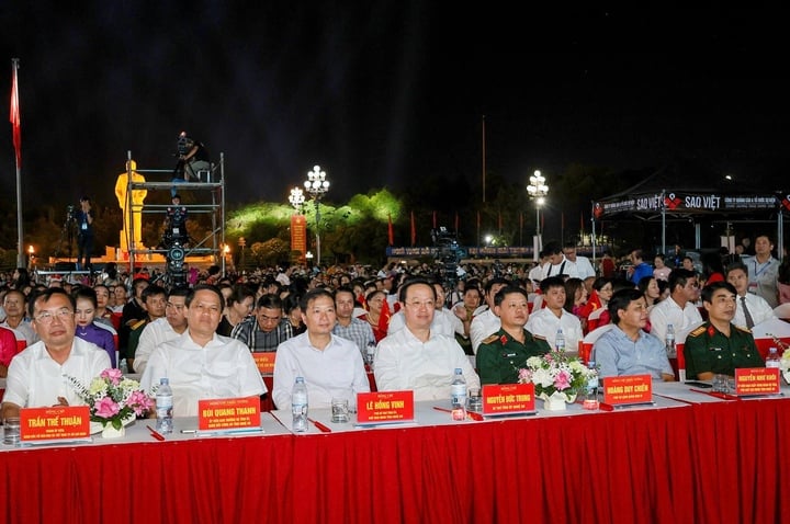 Các đại biểu tham dự chương trình nghệ thuật đặc biệt “Hồ Chí Minh - Người là niềm tin tất thắng” bế mạc Lễ hội Làng Sen năm 2025. (Ảnh: Cổng TTĐT Nghệ An)