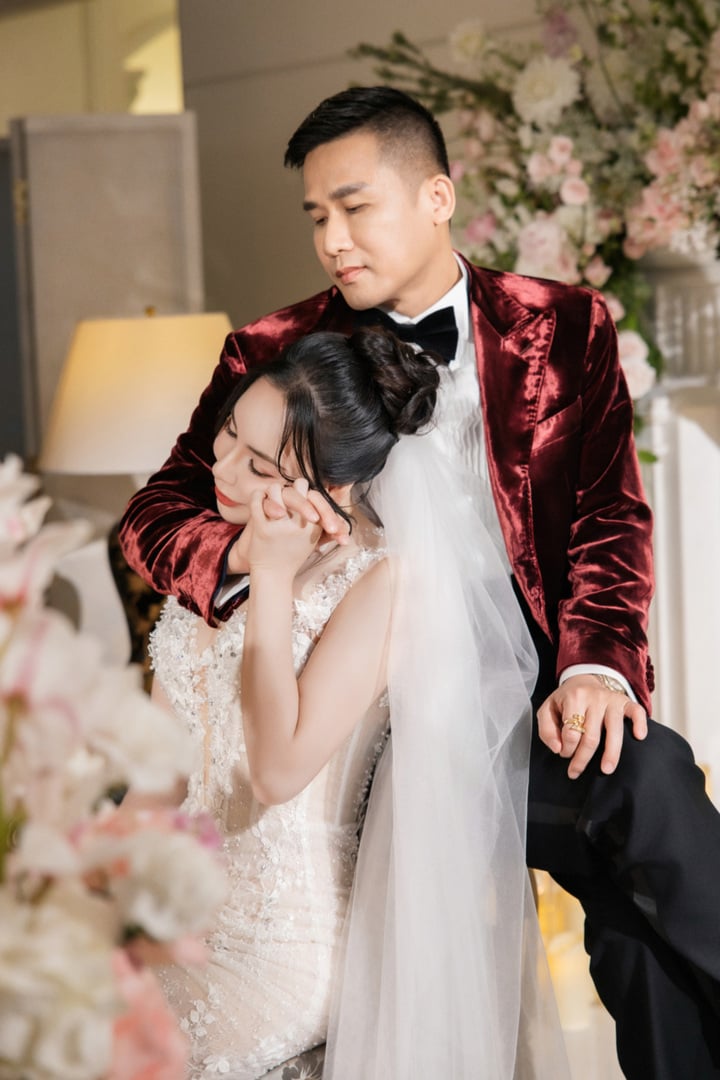 Hồ Quỳnh Hương bên ông xã.