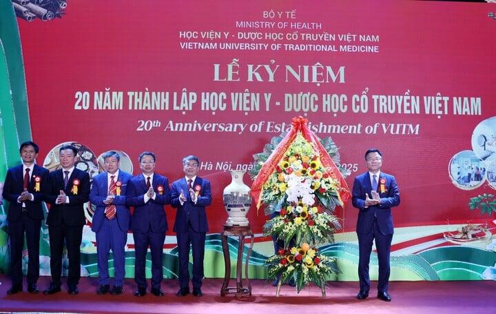 ឧបនាយករដ្ឋមន្ត្រី Le Thanh Long ជូនផ្កាអបអរសាទរការដឹកនាំរបស់សាលា។