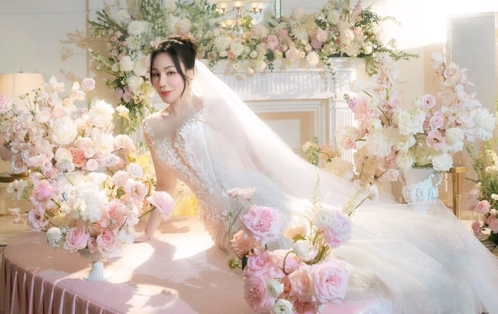Hồ Quỳnh Hương lên xe hoa ở tuổi 45.