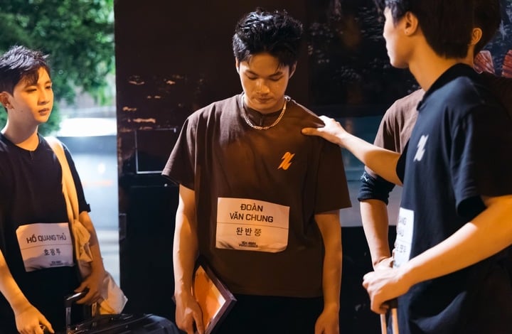 Việc thí sinh Văn Chung phải dừng chân nhận nhiều tranh cãi.