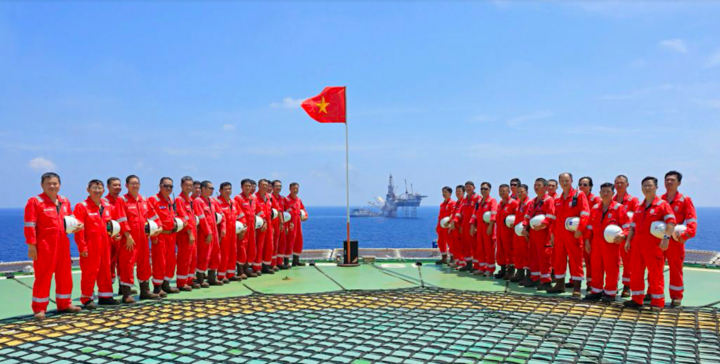 Chào cờ trên giàn khoan Mỏ Đại Hùng.