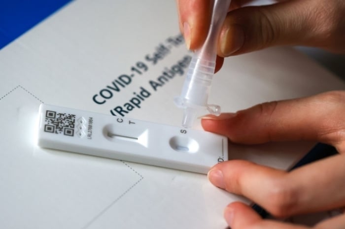 COVID-19 được đưa vào danh mục bệnh truyền nhiễm nhóm B thay vì nhóm A. (Ảnh minh hoạ)