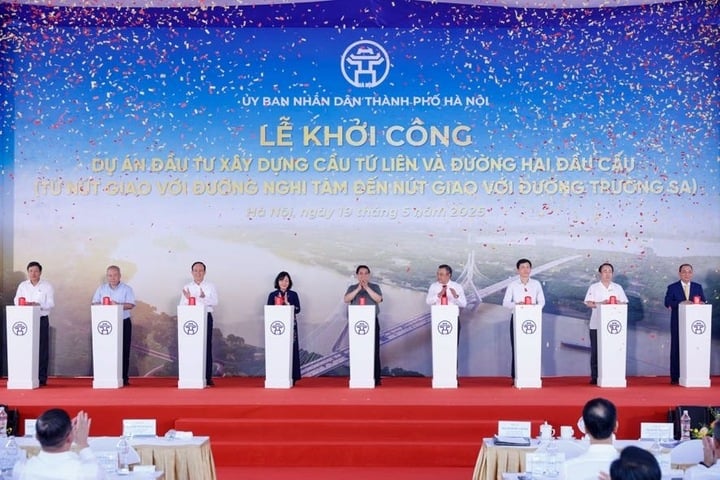 Thủ tướng Phạm Minh Chính và các đại biểu thực hiện nghi thức khởi công dự án đầu tư xây dựng cầu Tứ Liên và đường hai đầu cầu. (Ảnh: VGP)