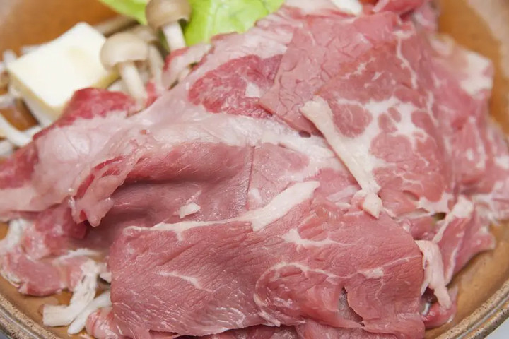 Thịt bò và táo đỏ thường có thể xuất hiện trong nồi lẩu và dễ gây đầy bụng. (Ảnh: Sohu)