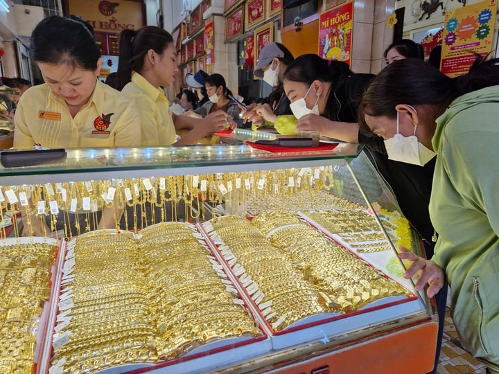 Định kỳ hàng quý, doanh nghiệp phải tổng hợp danh sách địa điểm mua, bán vàng miếng đang hoạt động trên địa bàn TP.HCM gửi đến NHNN. (Ảnh: H. Linh)