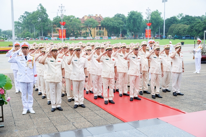 Đoàn đại biểu Đảng ủy Công an Trung ương - Bộ Công an vào Lăng viếng Bác. (Ảnh: VGP)