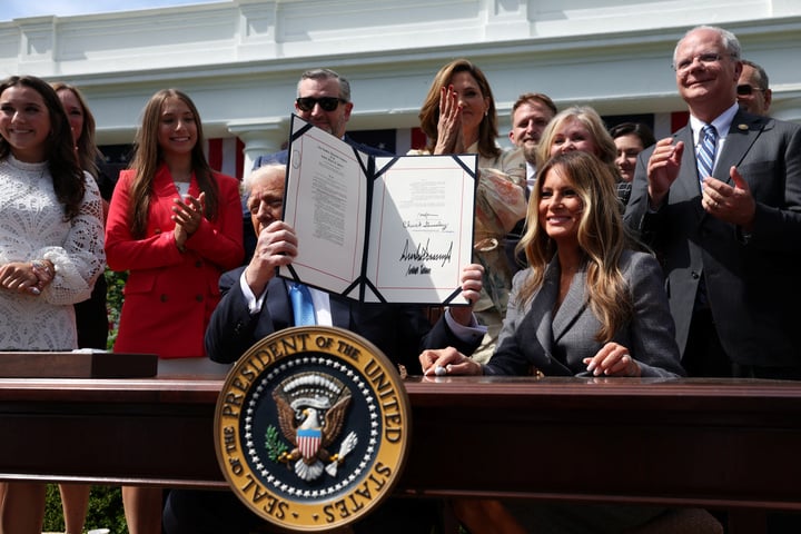 Ông Trump ký luật cấm chia sẻ 