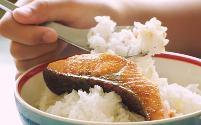 Cá có cấu trúc lỏng lẻo, sợi protein ngắn và mềm hơn thịt. (Ảnh minh hoạ)