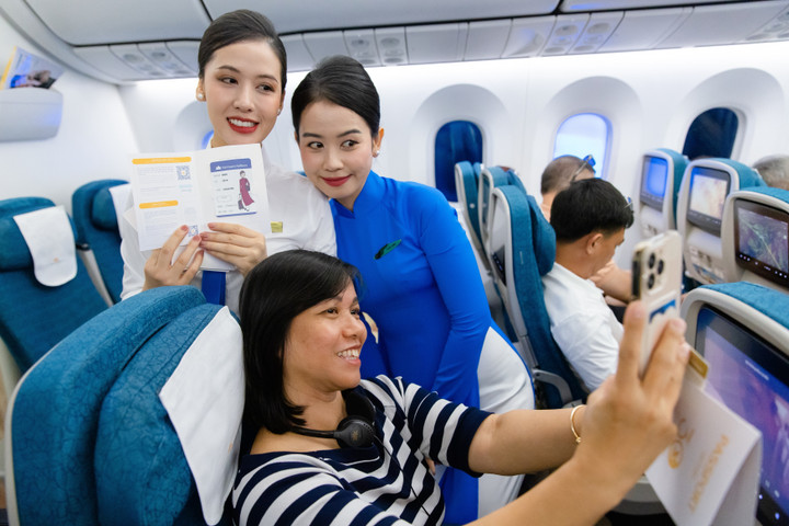 Các hành khách thích thú khi nhận được những phần quà đặc biệt và lưu lại hình ảnh cùng với tiếp viên trong đồng phục các thời kỳ của Vietnam Airlines.
