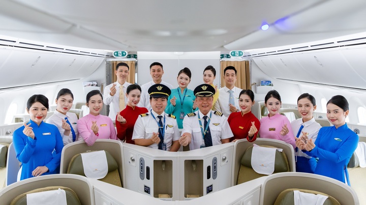 Việc tái hiện các mẫu đồng phục tiếp viên qua từng thời kỳ mang đến cho khách hàng cơ hội nhìn lại những chặng đường trong hành trình phát triển của Vietnam Airlines.