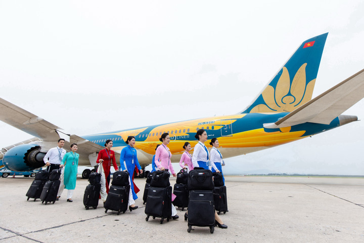 Mỗi bộ đồng phục đều là biểu tượng sống động cho chặng đường phát triển mạnh mẽ của Hãng Hàng không Quốc gia Việt Nam.