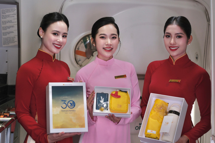 Trên các chuyến bay đặc biệt, hành khách được thưởng thức phần trình diễn bộ sưu tập đồng phục tiếp viên Vietnam Airlines từ những năm 1975 đến nay và nhận các phần quà đặc biệt thay lời tri ân vì đã đồng hành cùng hãng suốt 30 năm qua.